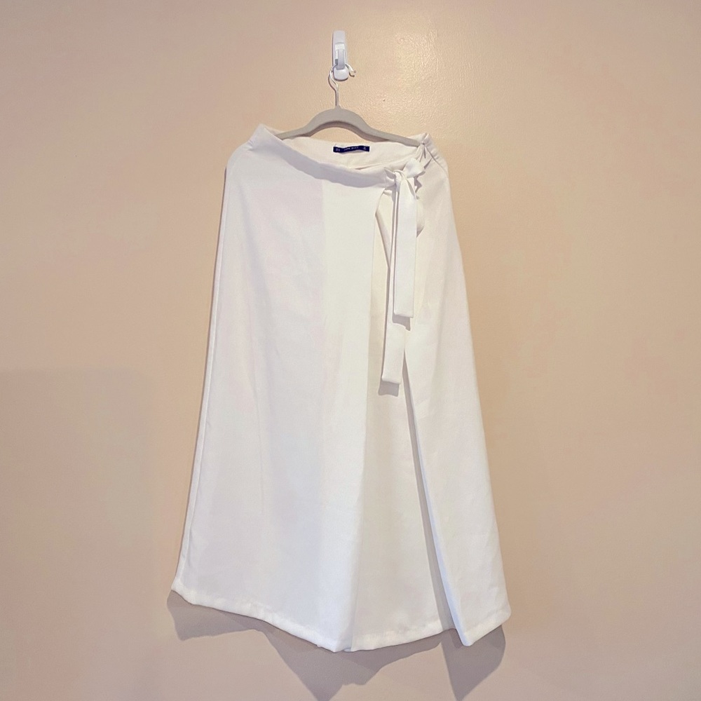 Zara  White Straight Legged Cropped Pants Size M Front tie detail